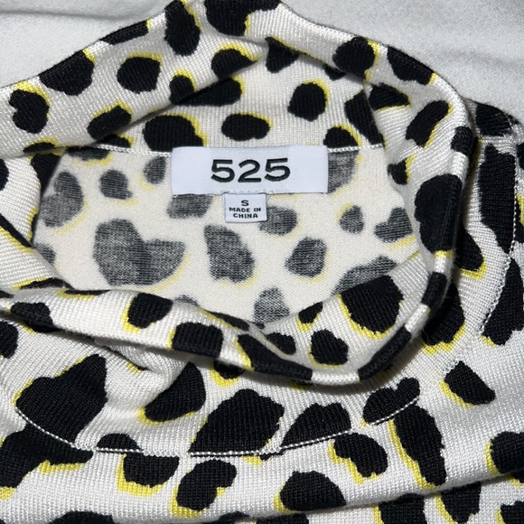 525 AMERICA CHEETAH PRINT SLEEVELESS
TURTLENECK TOP - Picture 4 of 6